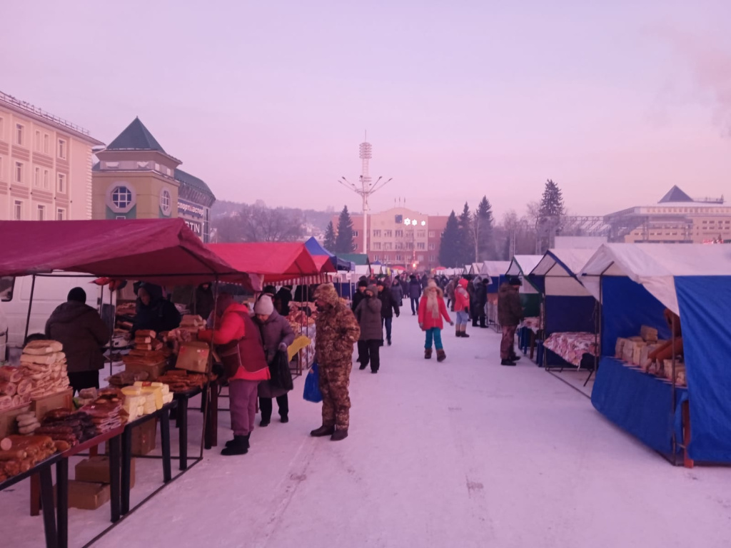 Сегодня, 16 декабря, на главной площади Горно-Алтайска проходит  республиканская предновогодняя ярмарка